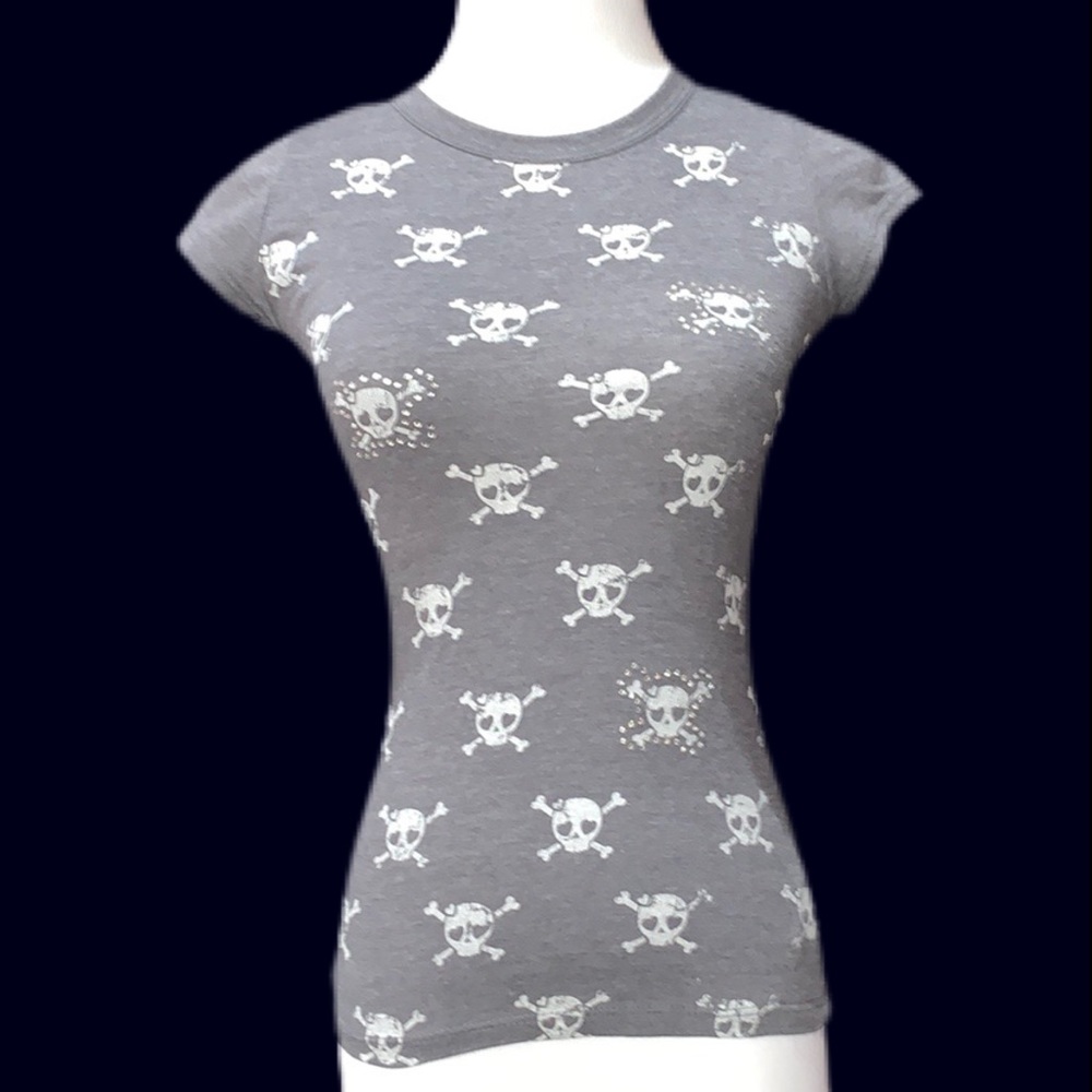 Juniors Small Gray Skull and Crossbones ☠️ Shirt